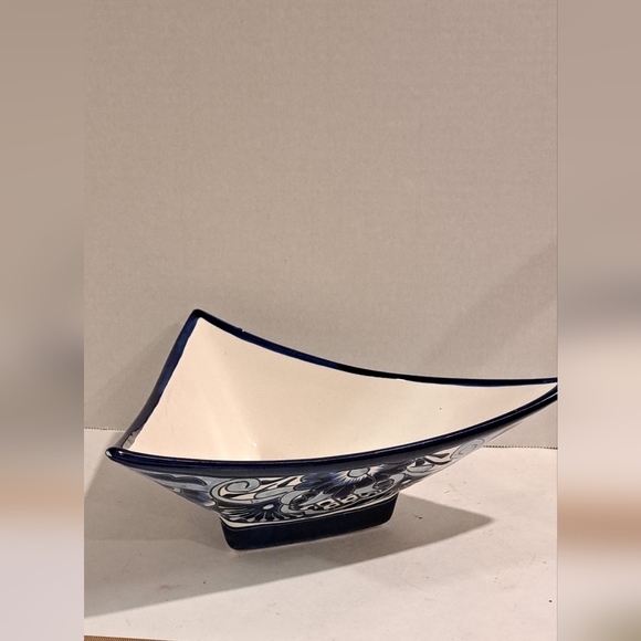 Folk Art Pottery Bowl Mexico, triangle shape. - Picture 8 of 8